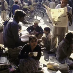 Scène de rue animée avec des journaux et des citoyens.