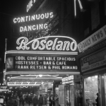 Rue animée avec enseignes lumineuses du théâtre et Roseland