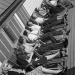 Groupe de personnes se relaxant sur des chaises longues