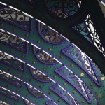 Toit en métal orné de motifs géométriques