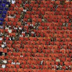 Spectateurs tenant des panneaux colorés dans un stade