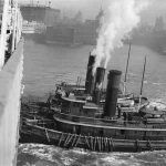 Remorqueur à vapeur dans un port industriel