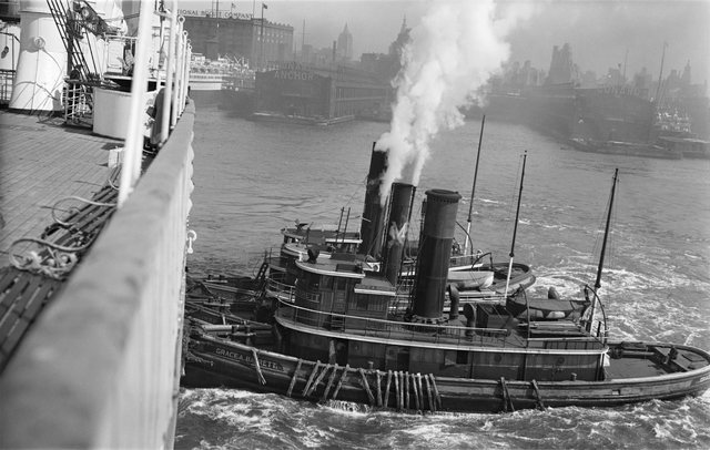 AKG1046009.webp Remorqueur à vapeur dans un port industriel – Image 1