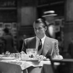 Homme élégant assis à une table dans un café