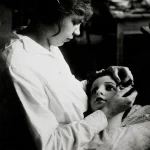Femme travaillant sur une tête de mannequin