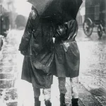 Promenade sous la pluie avec des parapluies