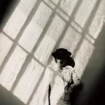 Femme élégante sous une lumière contrastée