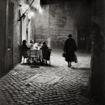 Dîner nocturne dans une ruelle pavée