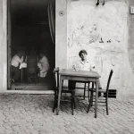 Homme assis à une table devant un café