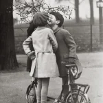 Enfants s'embrassant sous une branche de gui