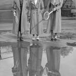 Joueurs de tennis regardant leurs reflets dans une flaque d'eau