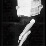 Femme lisant un journal portant des talons hauts