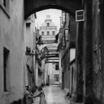 Deux filles jouant dans une ruelle pavée