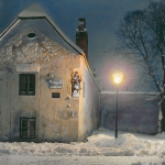 Maison enneigée avec lampe extérieure et statue