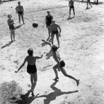 Partie de volley-ball sur plage ensoleillée