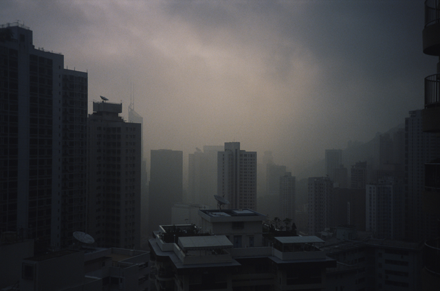 AKG1065655.webp Ville embrumée au crépuscule – Image 1