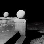 Sphères de pierre sur les marches d'un escalier en noir et blanc