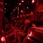 Soldats reposant dans un avion militaire avec éclairage rouge