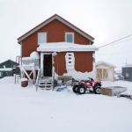 Maison en bois dans un paysage enneigé