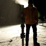 Skieur sous la neige nocturne