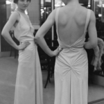 Femme en robe de soirée regardant dans un miroir