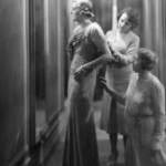 Essayage de robe de soirée par trois femmes