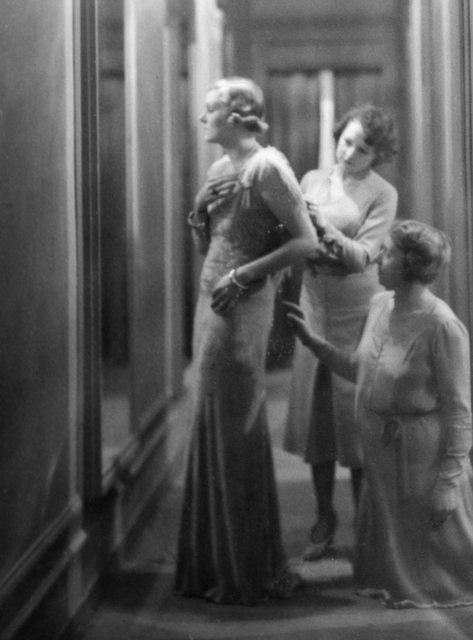 AKG1097405.webp Essayage de robe de soirée par trois femmes – Image 1