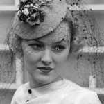 Portrait vintage d'une femme avec chapeau orné et voile