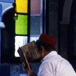 Homme priant dans une église colorée