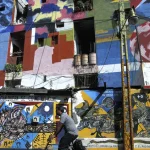 Homme à vélo devant un mur coloré