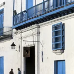 Façade de bâtiment blanc avec balcons bleus