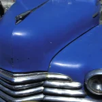 Voiture Classique Bleue avec Plaque d'Immatriculation Jaune