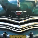 Vue arrière d'une Plymouth classique à Cuba