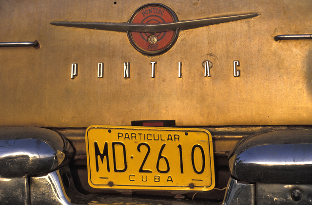 AKG1103772.webp Plaque d'immatriculation de voiture Pontiac à Cuba – Image 1