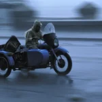 Moto avec side-car sous la pluie