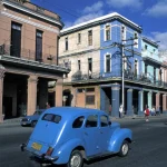 Voiture bleue ancienne sur une rue historique