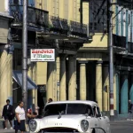 Rue d'une ville Cubaine avec voiture vintage