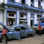 Réparation de Voiture Ancienne Sur Rue Animée