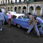 Poussée d'une voiture en panne dans une rue animée