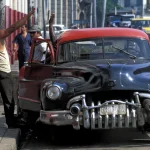 Rencontre de rue avec une voiture ancienne - Cuba
