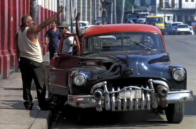 AKG1103811.webp Rencontre de rue avec une voiture ancienne - Cuba – Image 1