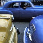 Voitures anciennes dans une rue urbaine