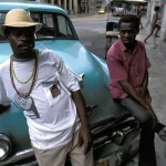 Deux hommes reposant sur une voiture vintage