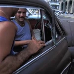 Discussion Entre Amis au Travers d'une Voiture Ancienne