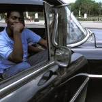 Homme dans une voiture ancienne en ville