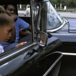 Enfants et adulte dans une voiture noire vintage