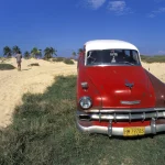 Vieille Voiture Rouge Sur Plage Tropicale