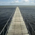 Ponton en bois sur la mer sous un ciel bleu