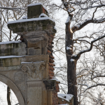 Vieille arche enneigée avec arbres en hiver