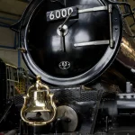 Face avant d'une locomotive à vapeur avec cloche dorée